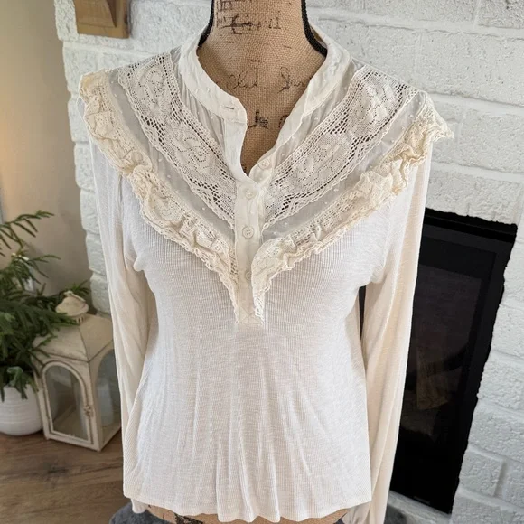 Gimmicks by BKE Cream Lace Accent Blouse - Picture 1 of 7